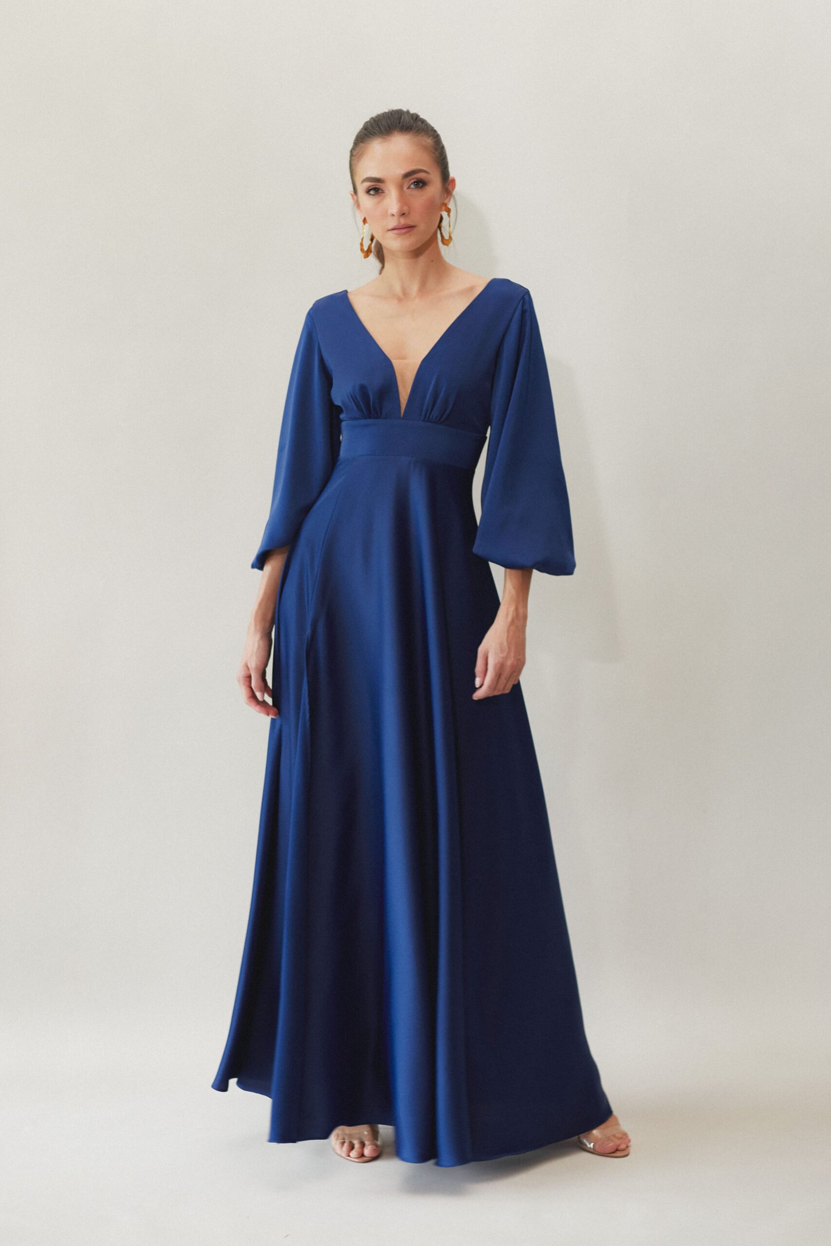 vestido azul oscuro